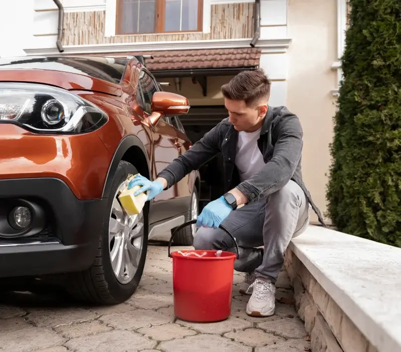 Lavage auto à domicile Sainte-Thorette : professionnel intervenant sur un véhicule